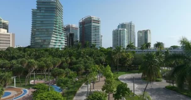 Edifici Cemento Vetro Grattacielo Nel Quartiere Coconut Grove Miami Florida — Video Stock