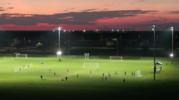 Спортсмены Играют Футбол Освещенном Стадионе Общественном Спортивном Парке Ночью — стоковое видео