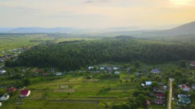 Kırsal bölgedeki yeşil ekili tarım alanları arasındaki Ukrayna köy evleri.
