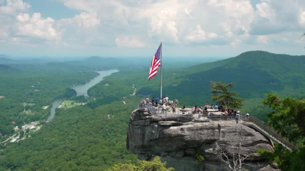 阿巴拉契亚山脉的旅游胜地 在美国北卡罗莱纳州的Chimney Rock州立公园 Chimney Rock上挂满了美国国旗和许多游客 — 图库视频影像