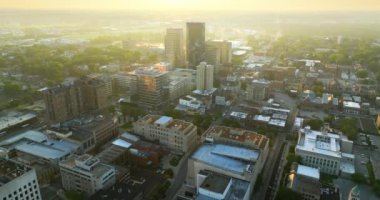 Kentucky, ABD 'nin Lexington şehrinin şehir merkezi manzarası. Modern Amerikan megapolis 'indeki yüksek gökdelen binalarıyla akşam gökdelenleri.