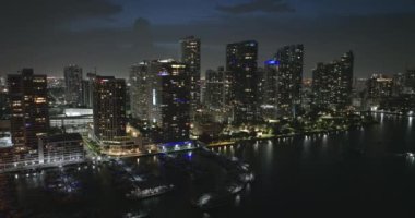 Florida, ABD 'de Miami Brickell şehir merkezindeki beton ve cam gökdelen binalarının gece görüntüsü. İşletme finans bölgesiyle Rıhtımlı Amerikan megapolis.