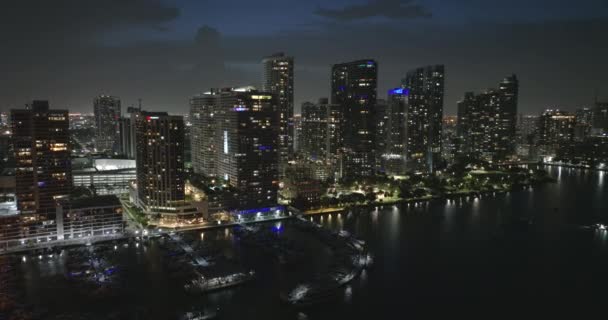 位于美国佛罗里达州迈阿密布里克尔市区的混凝土和玻璃摩天大楼在夜间从上面看 拥有商业金融区的美国滨海大都市 — 图库视频影像