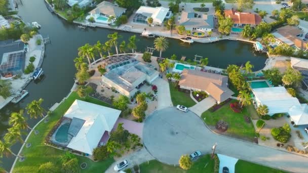 Вид Сверху Богатый Район Города Сарасота Флорида Дорогими Домами Берегу — стоковое видео