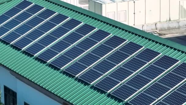 Letecký Pohled Střechu Amerického Bytu Modrými Solárními Fotovoltaickými Panely Pro — Stock video