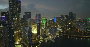 Miami Brickell 'in şehir merkezindeki hava görüntüsü Florida, ABD' de gece. Modern Amerikan megapolis 'indeki yüksek rıhtım ve yerleşim binaları.