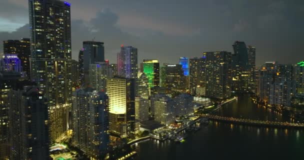 美国佛罗里达州迈阿密Brickell市中心办公区的夜景 现代美国大都市的高级海滨商业和住宅摩天大楼 — 图库视频影像