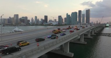 Miami, Florida 'daki American Caddesi' ndeki kaza yerine giden acil servis personeli ve araçların hava görüntüsü. ABD 'deki köprü yolunda trafik kazasına ilk müdahale ekipleri yardım ediyor..