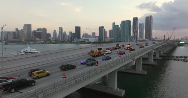 在美国佛罗里达州迈阿密市的街道上 对事故现场做出反应的应急服务人员和车辆的空中视图 美国最早帮助车祸受害者的救援人员 — 图库视频影像