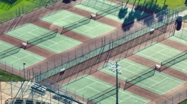 Florida kırsalında yeni stadyumları olan açık hava tenis kortunun havadan görünüşü. Amerikan spor altyapısı.