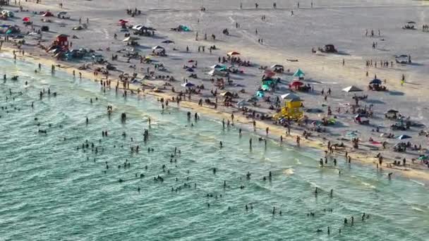 Vista Aérea Praia Siesta Key Sarasota Eua Muitas Pessoas Desfrutam — Vídeo de Stock