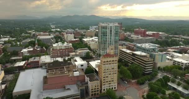 アメリカの旅行先の航空写真 ノースカロライナ州のアシュビル市 ハイタウンの建物と日没の距離にあるアパラチア山脈 — ストック動画