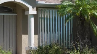Kasırgadan korunmak için camları çelik kepenklerle kapatılmış. Florida 'daki doğal felaketten önce koruyucu tedbirler.