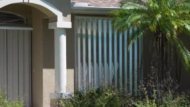Накриті Вікнами Сталевими Штормовими Віконницями Захисту Від Ураганів Житлового Будинку — стокове відео
