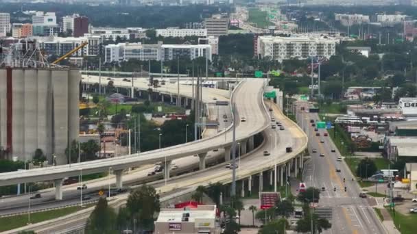 Förhöjd Amerikansk Motorväg Tampa Florida Med Snabbgående Bilar Och Lastbilar — Stockvideo