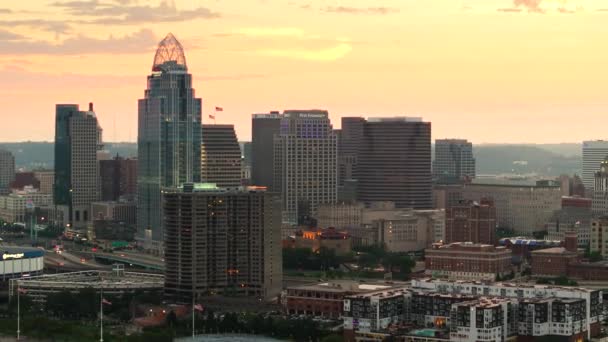 美国俄亥俄州辛辛那提市商业区的夜景 现代美国大都市高楼大厦明亮明亮的天际线 — 图库视频影像