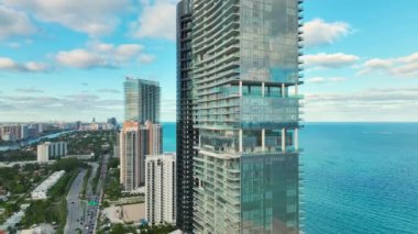 Sunny Isles Plajı 'ndaki Atlantik Okyanusu kıyısında pahalı oteller ve daireler. Güney Florida 'daki Amerikan turizm altyapısı.