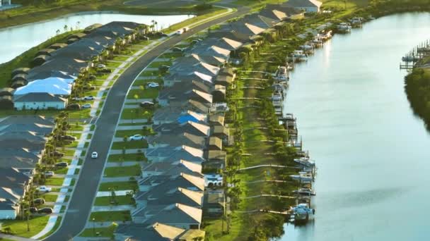 佛罗里达州西南部绿色棕榈树之间昂贵的滨水房屋 美国的优质住房开发 — 图库视频影像
