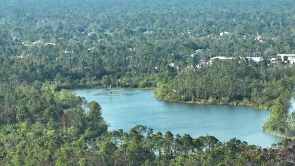 Brandkårens Helikopter Fyller Vatten För Att Släcka Bränder Djungelskogen Florida — Stockvideo