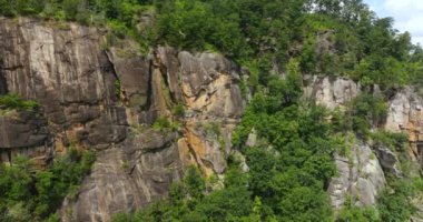 Dağ kayalığı erozyonunun jeolojik özellikleri. Blue Ridge Dağları 'ndaki Chimney Rock State Parkı yakınlarındaki kayalık dağ oluşumunun hava görüntüsü.