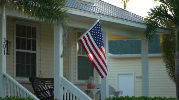 국기가 앞마당에서 바람에 흔들리는 플로리다 미국의 줄무늬는 민주주의의 상징으로 배너를 — 비디오