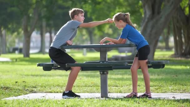 Glückliche Jungen Und Mädchen Die Sonnigen Tagen Sommerpark Steinpapierscheren Spielen — Stockvideo