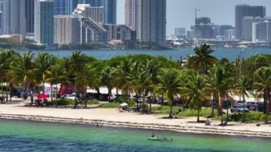 Miami Brickell yakınlarındaki Virginia Key 'deki Hobie Adası Plajı. Florida 'da yaz tatili. Modern Amerikan megapolis 'indeki yüksek deniz manzaralı gökdelen binaları..