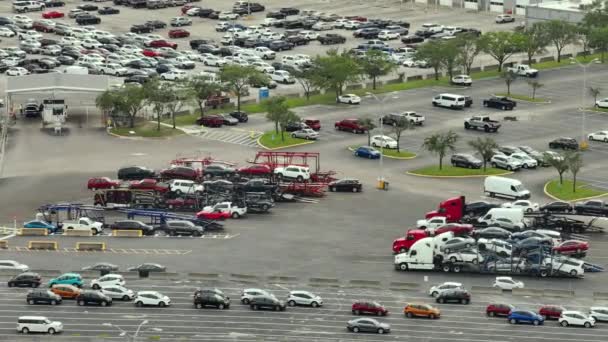 Przemysłowe Ciężarówki Ciężarowe Typu Big Rig Załadowane Zużytymi Samochodami Gotowymi — Wideo stockowe