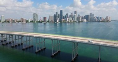 Miami Brickell, Florida, ABD. William M. Powell Köprüsü 'nde hareketli trafik var. Amerikan şehir merkezinin hava manzarası. Yüksek ticari ve meskun gökdelen binaları.