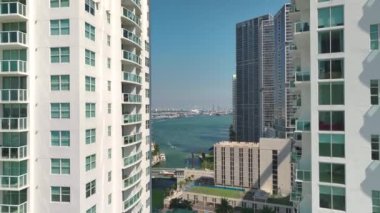 Miami City şehir merkezinde Miami Nehri 'nde, Florida, ABD' deki beton ve cam gökdelen binaları arasında lüks yatları olan bir şehir. Modern Amerikan megapolis kentsel manzarası.