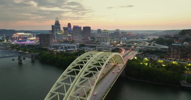 美国俄亥俄州辛辛那提市闹市区夜景 在现代的美国大都市里 在桥上驾驶着汽车 高楼灯火通明的天际线 — 图库视频影像