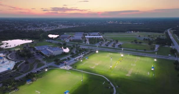 日落时 人们在灯火通明的体育场上踢足球 积极的生活方式概念 — 图库视频影像