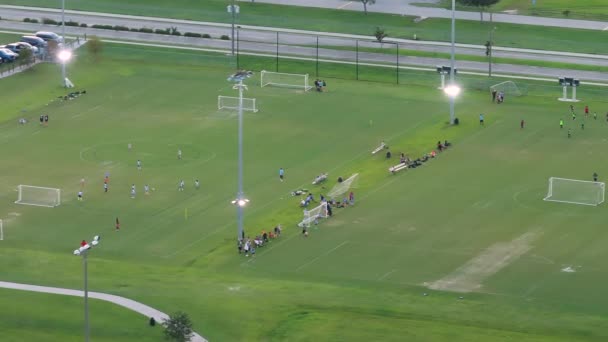 Publiczny Stadion Sportowy Dzieciakami Grającymi Futbol Zachodzie Słońca Koncepcja Aktywnego — Wideo stockowe