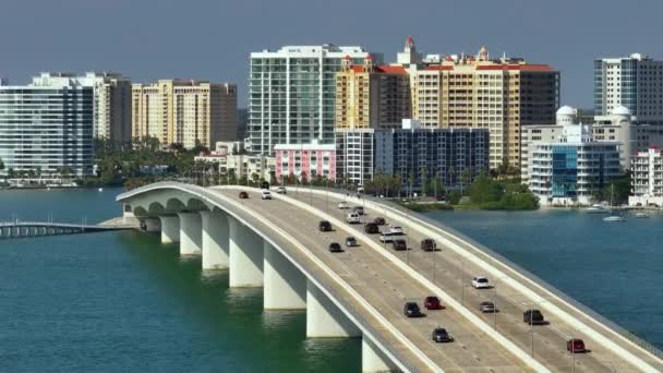 Sarasota Şehir Merkezinde Ringling Köprüsü Florida Pahalı Deniz Kenarı Binaları — Stok video