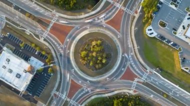 Hızlı hareket eden arabalarla kavşağın kesiştiği cadde trafiğinin üst görüntüsü. Kentsel dairesel ulaşım kavşağının zamanlaması.