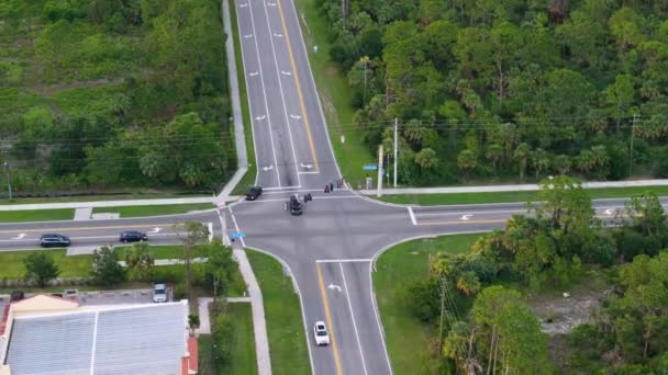 Voorstadsweg Met Rijdende Voertuigen Kruispunt Met Verkeerslichten Stadsvervoer Verenigde Staten — Stockvideo