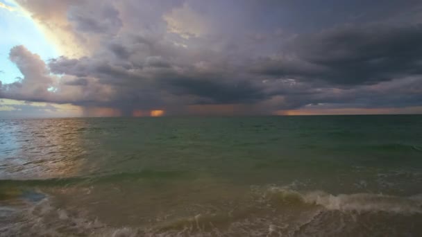 Ηλιοβασίλεμα Στο Τοπίο Της Σκοτεινής Δυσοίωνης Καταιγίδας Κεραυνούς Και Βροντές — Αρχείο Βίντεο