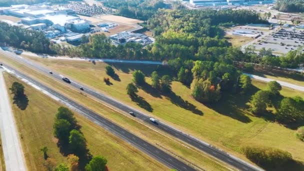 Θέα Από Ψηλά Του Πολυσύχναστου Αμερικανικού Αυτοκινητόδρομου Γρήγορα Κινούμενα Φορτηγά — Αρχείο Βίντεο