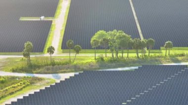 Temiz elektrik enerjisi üretmek için birçok sıra güneş paneli bulunan fotovoltaik enerji santralinin üzerinden görüntülenebilir. Hava kirliliği olmayan yenilenebilir elektrik kavramı.