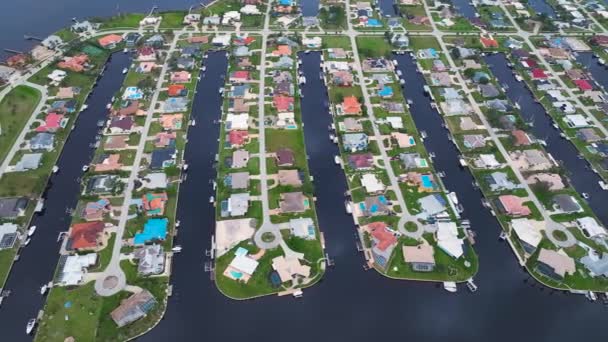 Bogata Okolica Drogimi Nadmorskimi Domami Południowej Florydzie Rozwój Amerykańskiego Rynku — Wideo stockowe