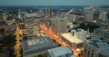 Virginia, ABD 'nin Richmond şehrinin şehir merkezindeki hava manzarası. Modern Amerikan şehir merkezindeki parlak gökdelen binaları