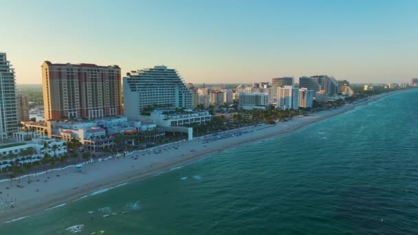 在温暖的佛罗里达夕阳西下 鸟巢海滩沙滩上的空中风景让游客们放松了下来 劳德代尔堡拥有豪华酒店和公寓 美国南部的旅游基础设施 — 图库视频影像