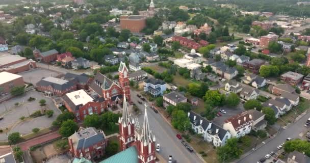 从空中俯瞰佐治亚州中部历史名城马肯 它有着古老的历史建筑 美国全景城市景观 — 图库视频影像