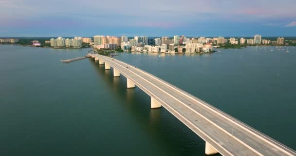 Vista Aérea Centro Cidade Sarasota Pôr Sol Com Ringling Bridge — Vídeo de Stock