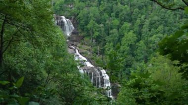Nantahala Ulusal Ormanı, Kuzey Carolina, ABD 'deki Whitewater Şelalesi' nin hava manzarası. Yeşil yemyeşil ağaçlar arasındaki kayalık kayalardan süzülen temiz su.