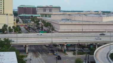 Tampa, Florida 'da trafiğin yoğun olduğu saatlerde sürüş arabaları olan bir Amerikan otoyolu. ABD ulaşım altyapısının üstünden görüntüle