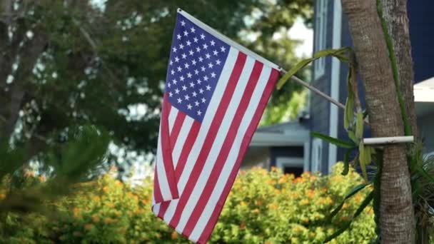 Bandera Nacional Estadounidense Ondeando Patio Delantero Casa Privada Florida Vista — Vídeos de Stock