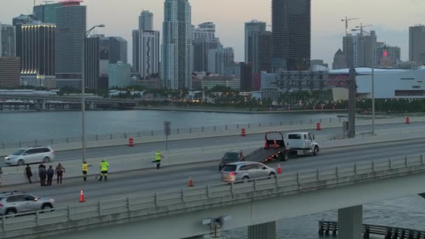 Miejsce Wypadku Samochodowego Holownikiem Załadunku Zniszczonego Pojazdu Ulicy Miami Personel — Wideo stockowe