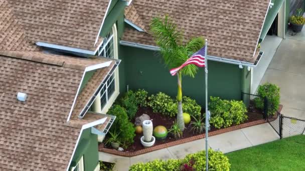 Florida Daki Banliyö Evinde Abd Bayrağı Bahçede Dalgalanırken Amerikan Yıldızları — Stok video