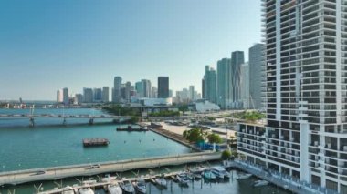 Biscayne Körfezi marinasına lüks yatlar yanaştı. Florida, ABD 'de Miami şehir merkezinin şehir manzarası. Modern Amerikan megapolis 'inde yüksek gökdelen binaları olan gökyüzü çizgisi.